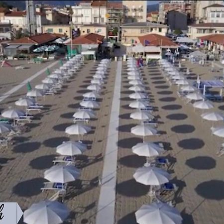 Front Beach Apartments В'яреджо Екстер'єр фото